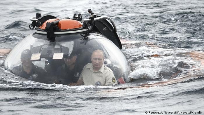 Russland Präsident Wladimir Putin aus Submarine