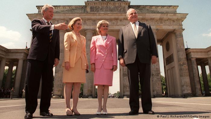 US-Präsident Bill Clinton mit seiner Frau Hillary steht mit Bundeskanzler Helmut Kohl und dessen Gattin Hannelore vor dem Brandenburger Tor in Berlin 1994 - Foto: Paul J. Richards (AFP)