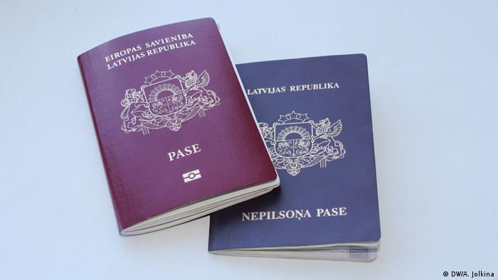 Паспорт гражданина (слева) и негражданина (справа) Латвии