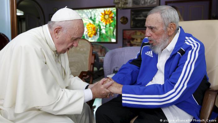 Kuba Havanna Papst Franziskus und Fidel Castro (picture-alliance/AP Photo/A. Castro)