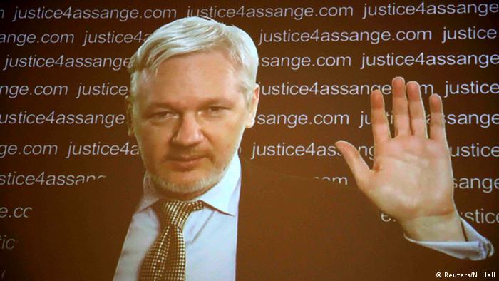 Großbritannien Assange PK via Skype (Reuters/N. Hall)