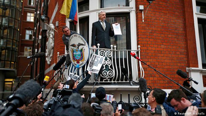 Großbritannien Julian Assange auf dem Balkon der ecuadorianischen Botschaft (Reuters/P. Nicholls)