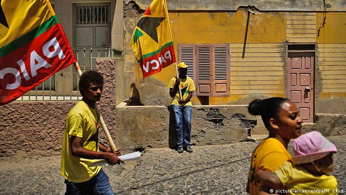 Kapverdische Inseln Unterstützer PAICV mit Fahnen (picture-alliance/dpa/M. Cruz)