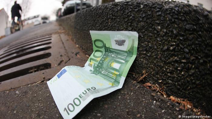 Deutschland Euro-Schein auf der Straße (Imago/imagebroker)