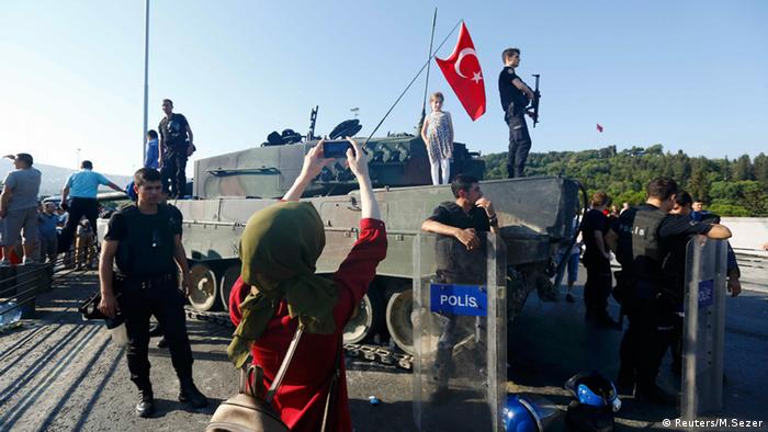 Türkei Panzer Kind auf Panzer türkische Flagge Frau macht Fotos 