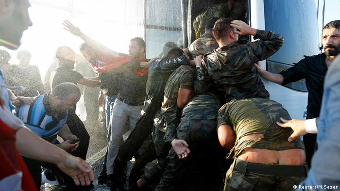 Türkei Soldaten flüchten vor wütendem Mob