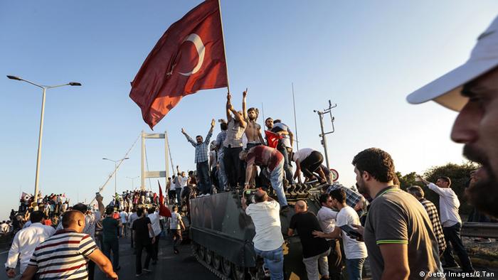 Türkei Menschen auf Panzern mit türkischer Flagge 