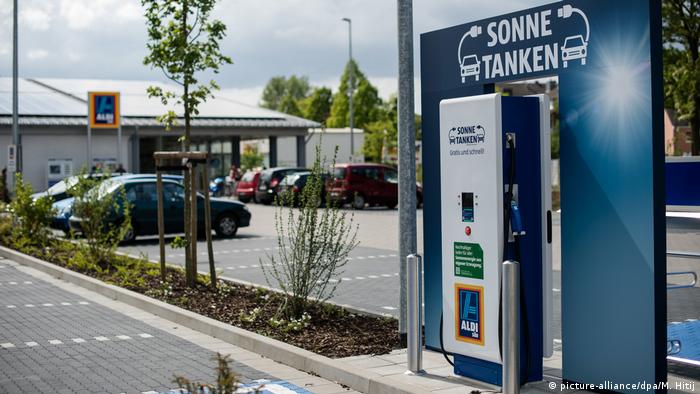 На парковках німецької мережі дискаунтерів Aldi встановлюють безплатні зарядні станції