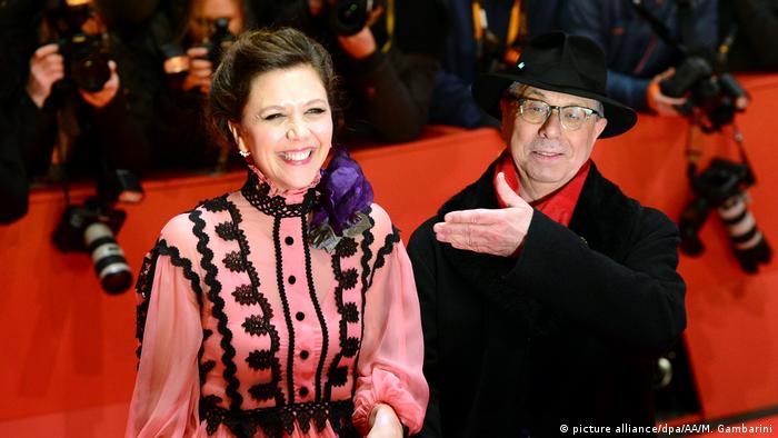 Deutschland 67. Berlinale - Eröffnung Maggie Gyllenhaal und Berlinale-Direktor Dieter Kosslick (picture alliance/dpa/AA/M. Gambarini)