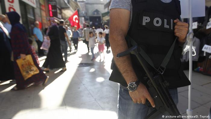 Türkei Großer Basar in Istanbul Polizei (picture-alliance/dpa/D. Toprak)