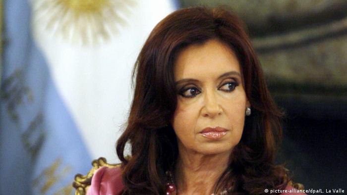 Cristina Fernández de Kirchner tendrá que afrontar un juicio acusada de los delitos de asociación ilícita y administración fraudulenta. La Justicia le embargó 10.000 millones de pesos, unos 567 millones de dólares. 02.11.2017