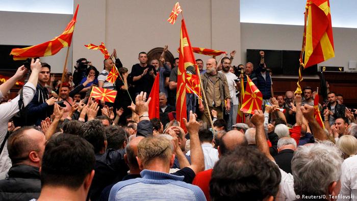 Mazedonien Proteste im Parlament in Skopje (Reuters/O. Teofilovski)