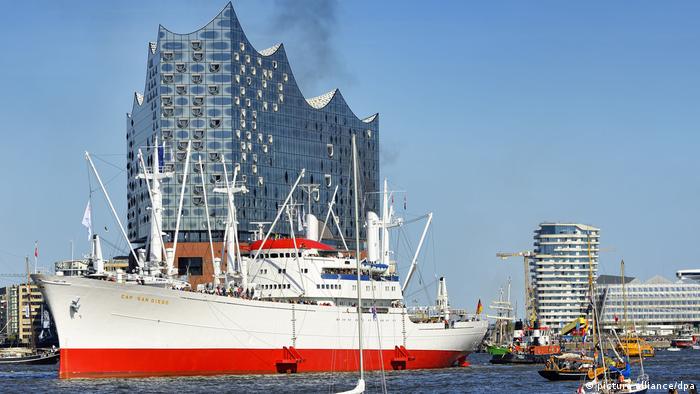 Einlaufparade zum Hafengeburtstag mit dem Museumsschiff Cap San Diego in Hamburg, Deutschland, Europa (picture alliance/dpa)