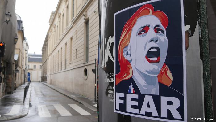 Frankreich - Wahlkampf: Anti-Marine Le Pen Plakat in der Innenstadt Paris (DW/B. Riegert)