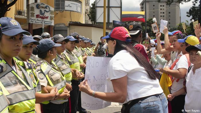 Mujeres policías impiden el paso a manifestantes