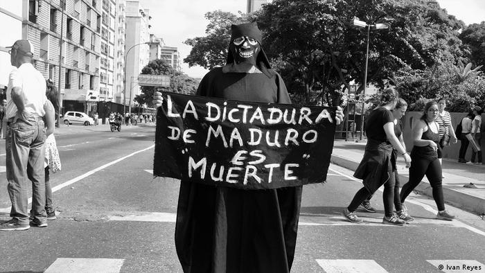 Pancarta con la leyenda: La dictadura de Maduro es muerte.
