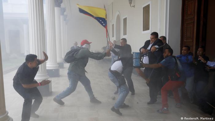 Venezuela Sturm des Parlaments durch Anhänger von Nicolas Maduro (Reuters/A. Martinez)
