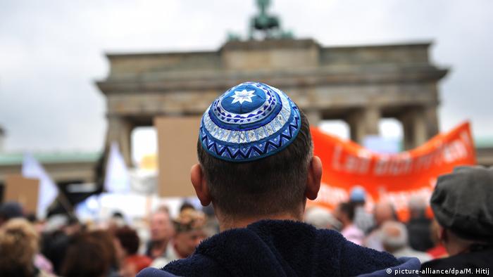 Участники акции против антисемитизма в Берлине