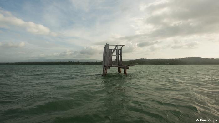 Salomon-Inseln, verlassene Struktur im Wasser (Beni Knight)