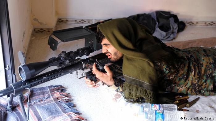 El terrorista Estado Islámico, por su parte, ha sufrido 1.353 bajas en combates contra las Fuerzas de Siria Democrática (FSD), una alianza armada encabezada por milicias kurdas y respaldada por la coalición. Las FSD han perdido a 633 de sus combatientes durante los enfrentamientos contra los yihadistas y los atentados con artefactos.
