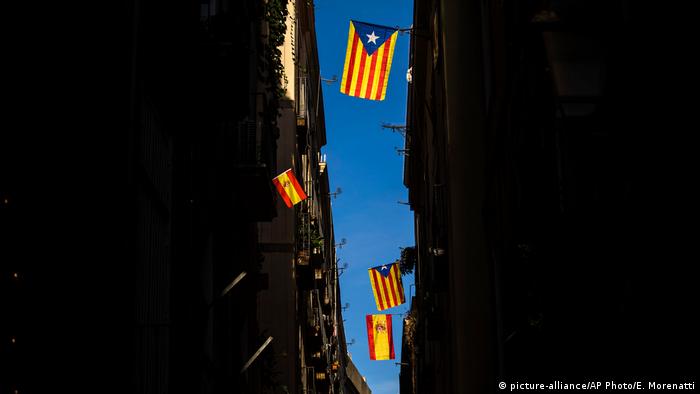 Spanien Esteladas und spanische Flaggen in Barcelona (picture-alliance/AP Photo/E. Morenatti)