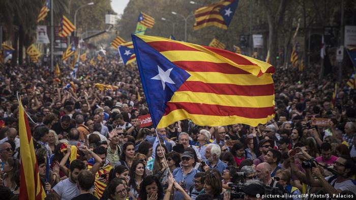 Spanien Krise in Katalonien- Unabhängigkeitserklärung (picture-alliance/AP Photo/S. Palacios)