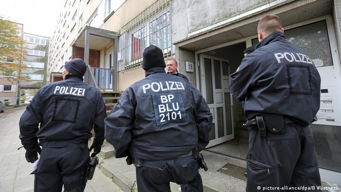 Fuerzas especiales de la policía arrestaron a un joven de 19 años en Schwerin, Este del país. El sospechoso, de nacionalidad siria, habría planeado un ataque islamista con explosivos. 31.10.2017
