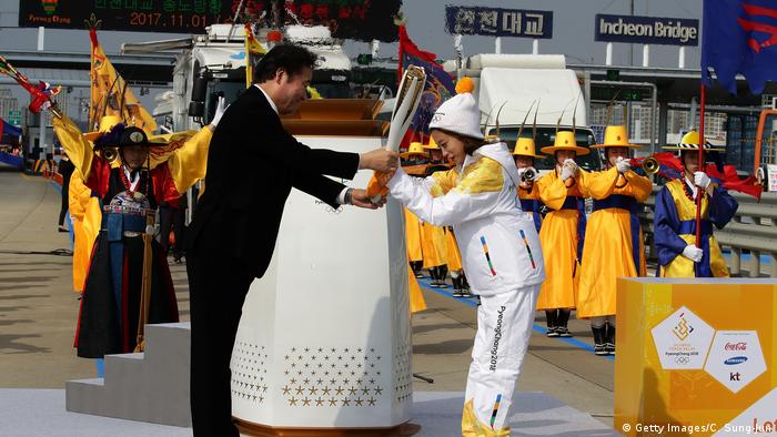 Olympische Flamme trifft in Südkorea ein (Getty Images/C. Sung-Jun)