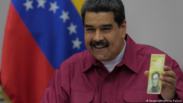 Venezuela - Maduro präsentiert 100 000-Bolivar-Schein (Reuters/Miraflores Palace)