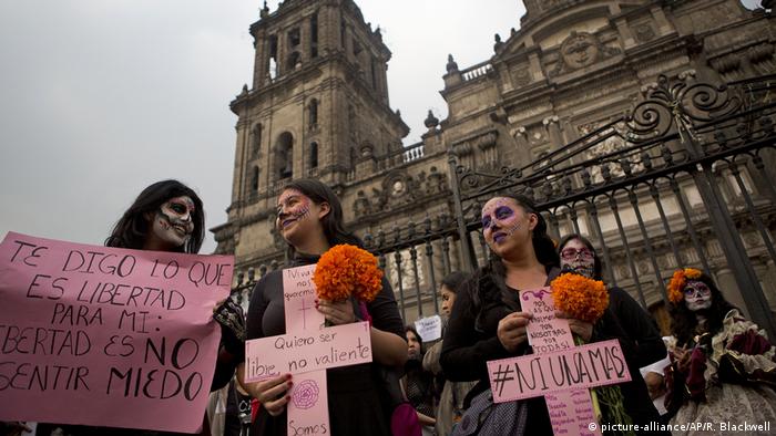 Mexiko Tag der Toten Frauen Protestmarsch Femizid (picture-alliance/AP/R. Blackwell)