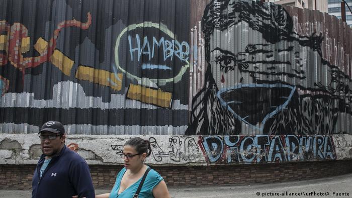 En una pared en Caracas se pueden leer las palabras hambre y dictadura. 