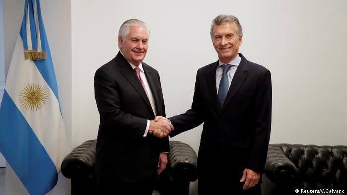 Rex Tillerson zusammen mit Argentiniens Präsident Mauricio Macri (Reuters/V.Caivano)