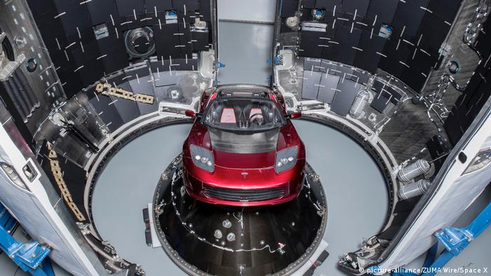 USA Elon Musk schießt Tesla-Roadster mit neuer Super-Rakete ins All (picture-alliance/ZUMA Wire/Space X)