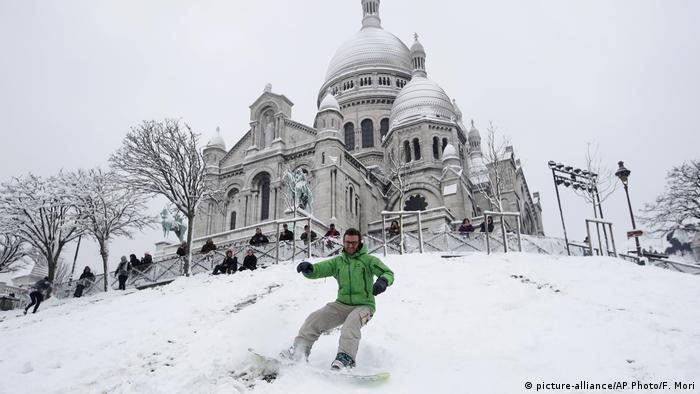 Frankreich Paris im Schnee | Montmartre, Snowboarder (picture-alliance/AP Photo/F. Mori)