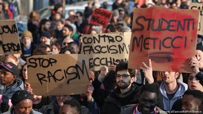 Italien Demonstration in Mailand gegen Rassismus nach Schüssen auf Migranten in Macerata (picture alliance/ROPI/Alberico)