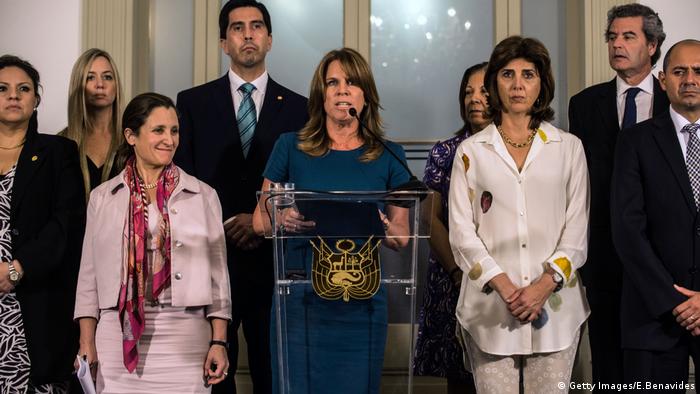 Die peruanische Außenministerin Cayetana Aljovin hält neben ihren kolumbianischen und kanadischen Amtskollegen Maria Holguin und Chrystia Freeland eine Pressekonferenz ab (Getty Images/E.Benavides)