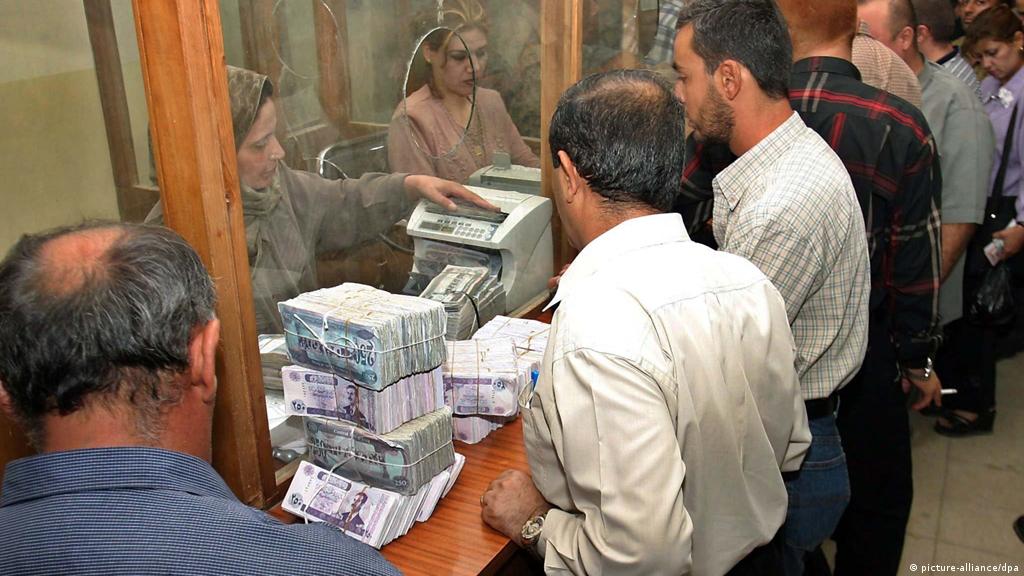 تدهور الدينار العراقي أمام الدولار الأمريكي ينهك كاهل العراقيين
