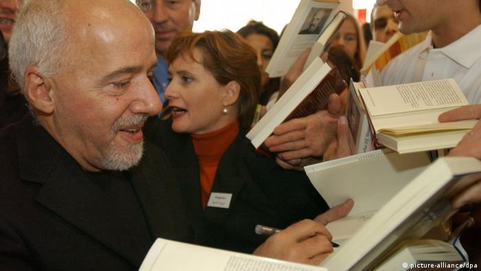 Paulo Coelho signing books (picture-alliance/dpa)