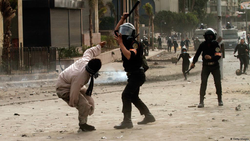 Egyptian police beating ile ilgili görsel sonucu