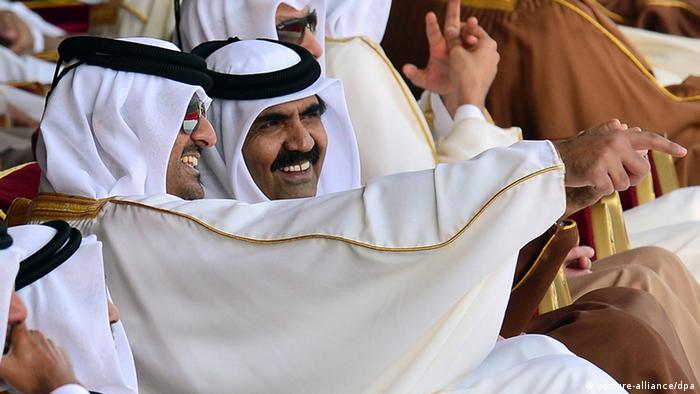 أمير قطر يعلن رسميا التنازل عن الحكم لولي العهد تميم بن حمد أخبار Dw عربية أخبار عاجلة ووجهات نظر من جميع أنحاء العالم Dw 25 06 2013