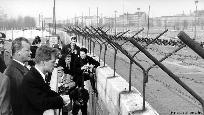 How Did West Germany Respond To The Building Of The Berlin Wall Fall Of The Berlin Wall Dw 04 11 14