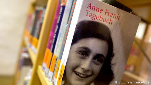 Anne Frank Bücherregal der Stadtbibliothek im sächsischen Pirna 