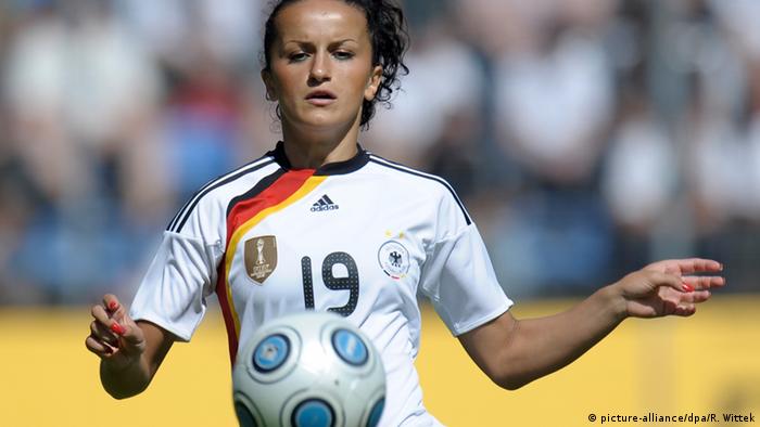 لاعبة ألمانية مسلمة تفضل حلم الأمومة على كأس العالم رياضة تقارير وتحليلات لأهم الأحداث الرياضية من Dw عربية Dw 18 05 2015