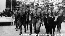 Adolf Hitler marcha em direção ao Reichstag em Berlim no dia em que tomou posse como chanceler