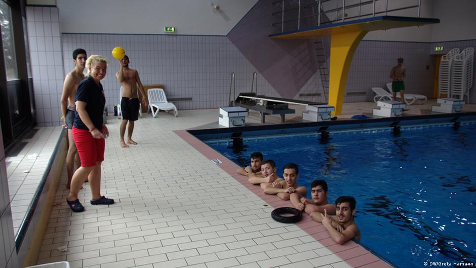 دورات تدريبية للاجئين على السباحة في ألمانيا معلومات للاجئين Dw 26 03 2016