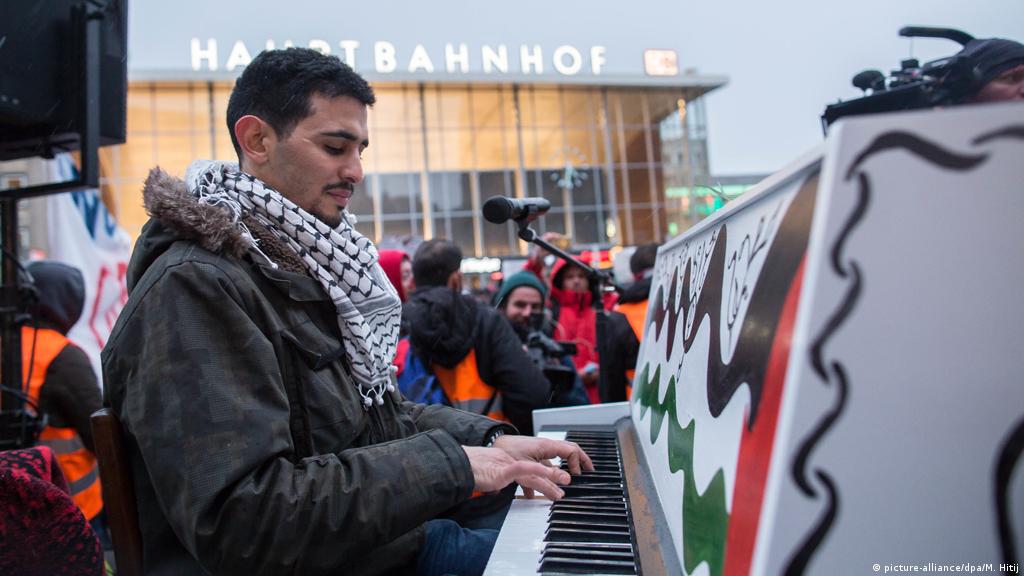 العازف السوري أيهم أحمد أشعر بنفسي ضائعا بدون بيانو ثقافة
