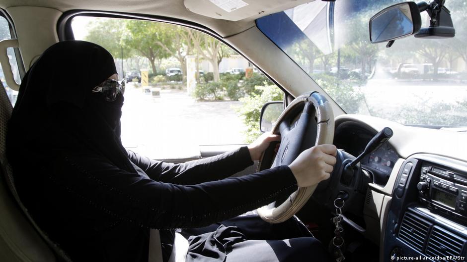 تسليم أول رخصة قيادة لسيدة في السعودية منوعات نافذة Dw عربية على حياة المشاهير والأحداث الطريفة Dw 04 06 2018