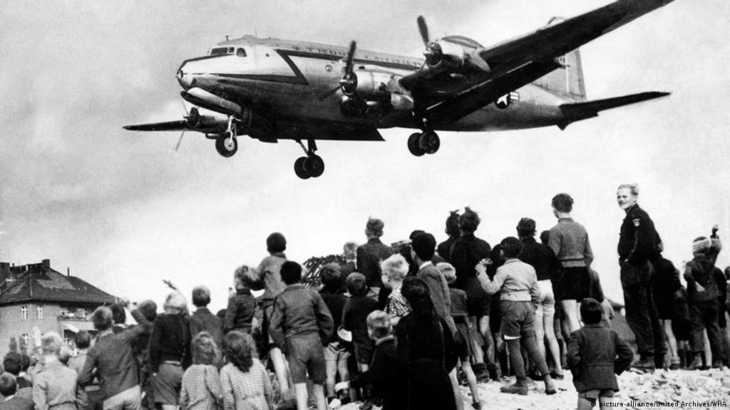 Berlin Airlift 70 years on: When occupiers became protectors | Germany|  News and in-depth reporting from Berlin and beyond | DW | 24.06.2018