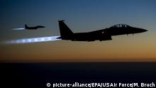صورة من الأرشيف: طائرة حربية من طراز F-15 تحلق في الأجواء السورية
