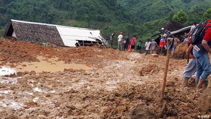 Bencana Longsor Dan Banjir Awali Tahun Baru 2019 Indonesia Laporan Topik Topik Yang Menjadi Berita Utama Dw 01 01 2019